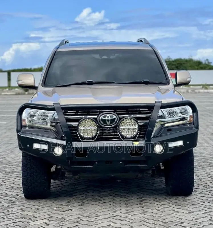 Toyota Land Cruiser 4.6 V8 ZX 2018 Beige