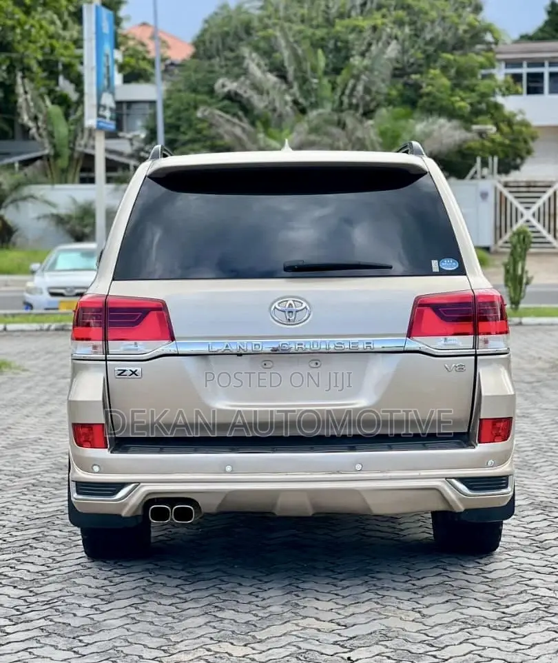 Toyota Land Cruiser 4.6 V8 ZX 2018 Beige