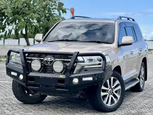 Toyota Land Cruiser 4.6 V8 ZX 2018 Beige