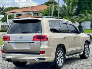 Toyota Land Cruiser 4.6 V8 ZX 2018 Beige