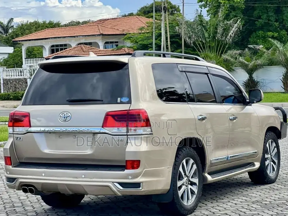 Toyota Land Cruiser 4.6 V8 ZX 2018 Beige
