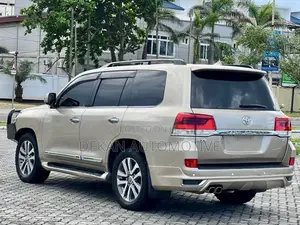 Toyota Land Cruiser 4.6 V8 ZX 2018 Beige