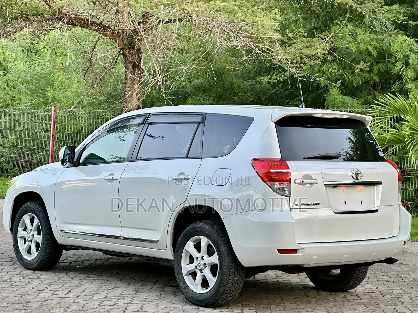 Toyota Vanguard 2010 White