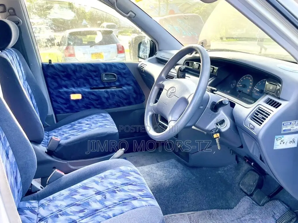 Toyota Noah 2001 Silver