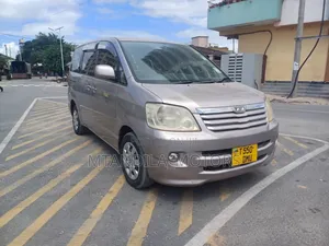 Toyota Noah 2.0 AWD (8 Seater) 2005 Silver