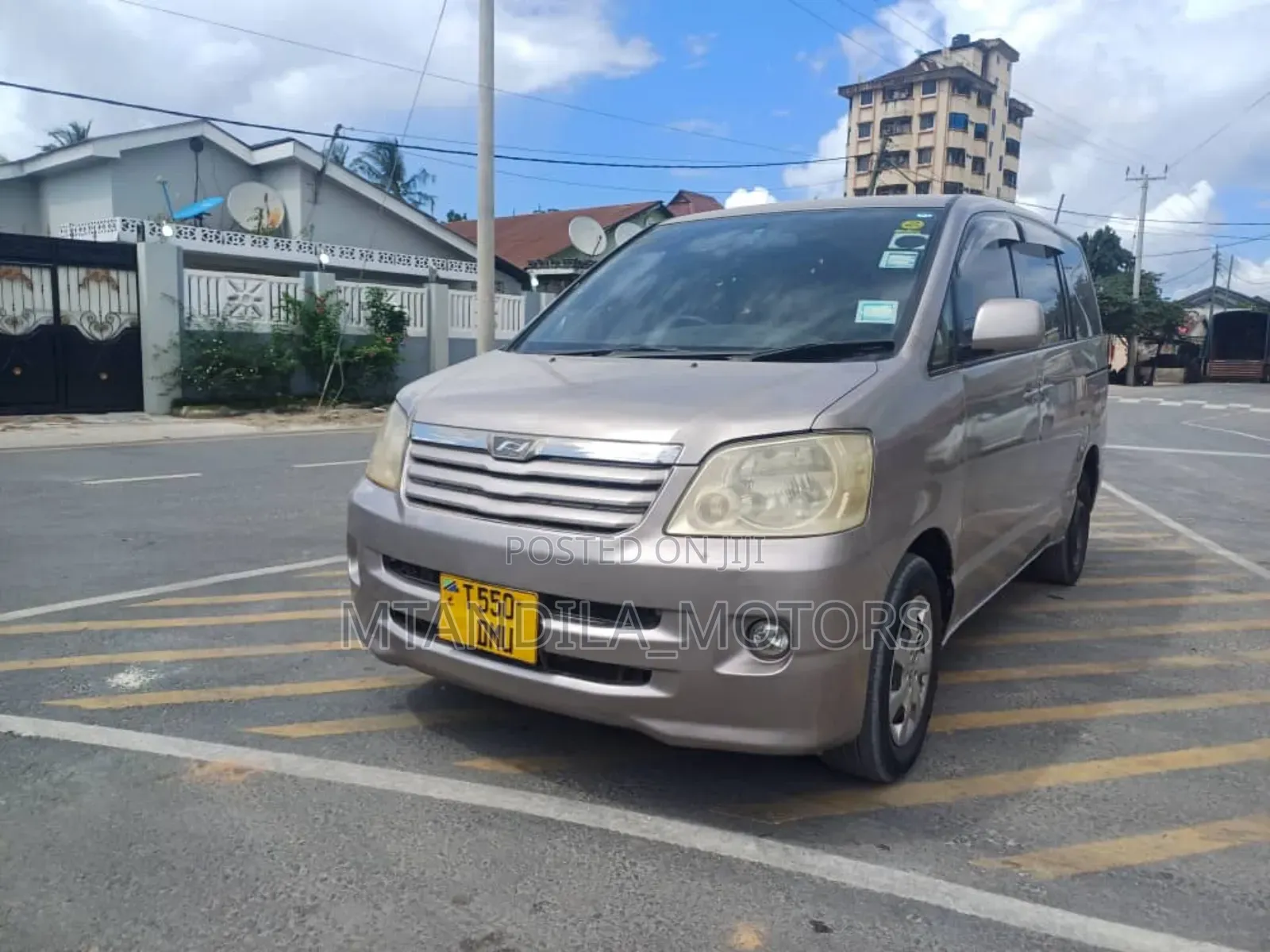 Toyota Noah 2.0 AWD (8 Seater) 2005 Silver