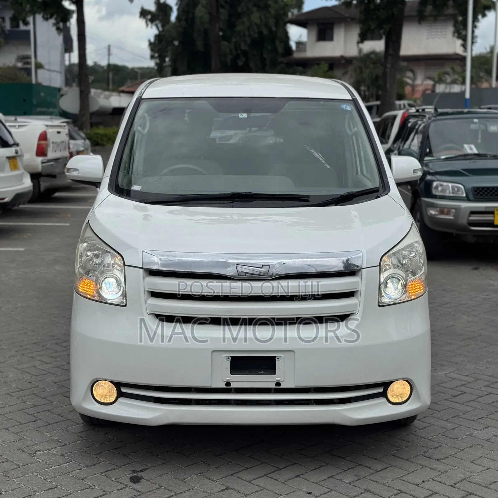 Toyota Noah 2011 White