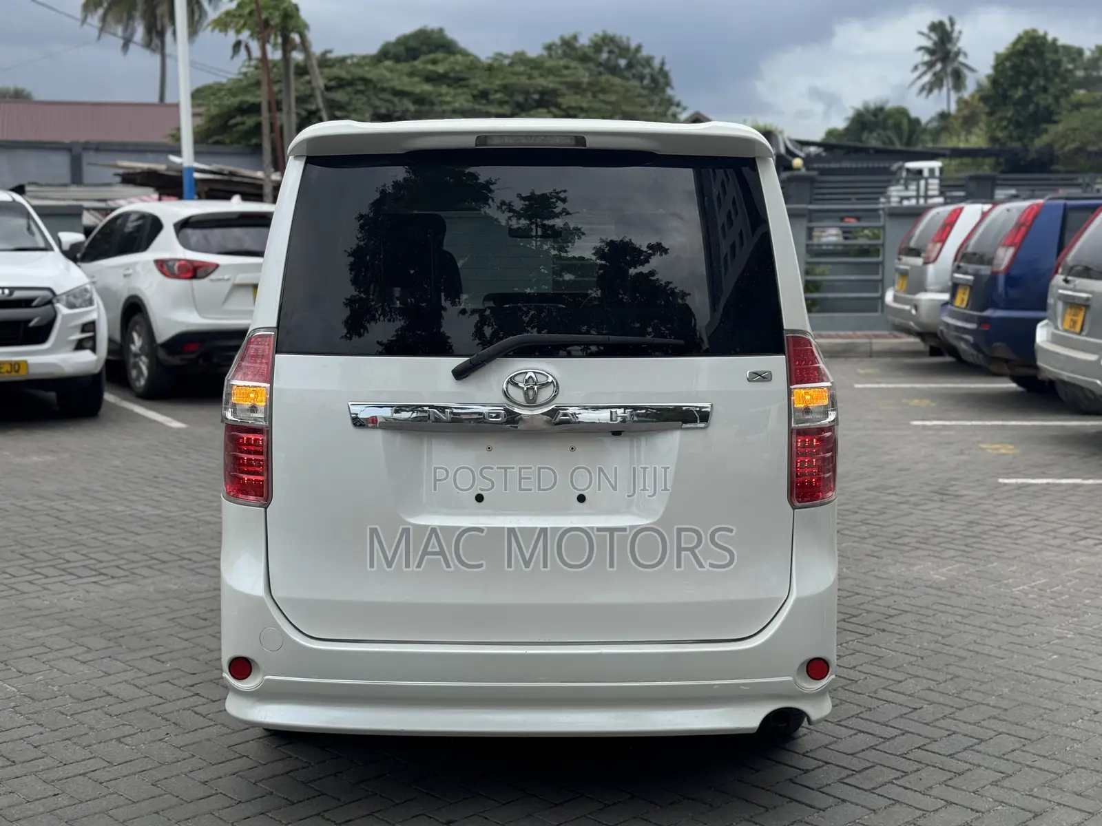 Toyota Noah 2011 White