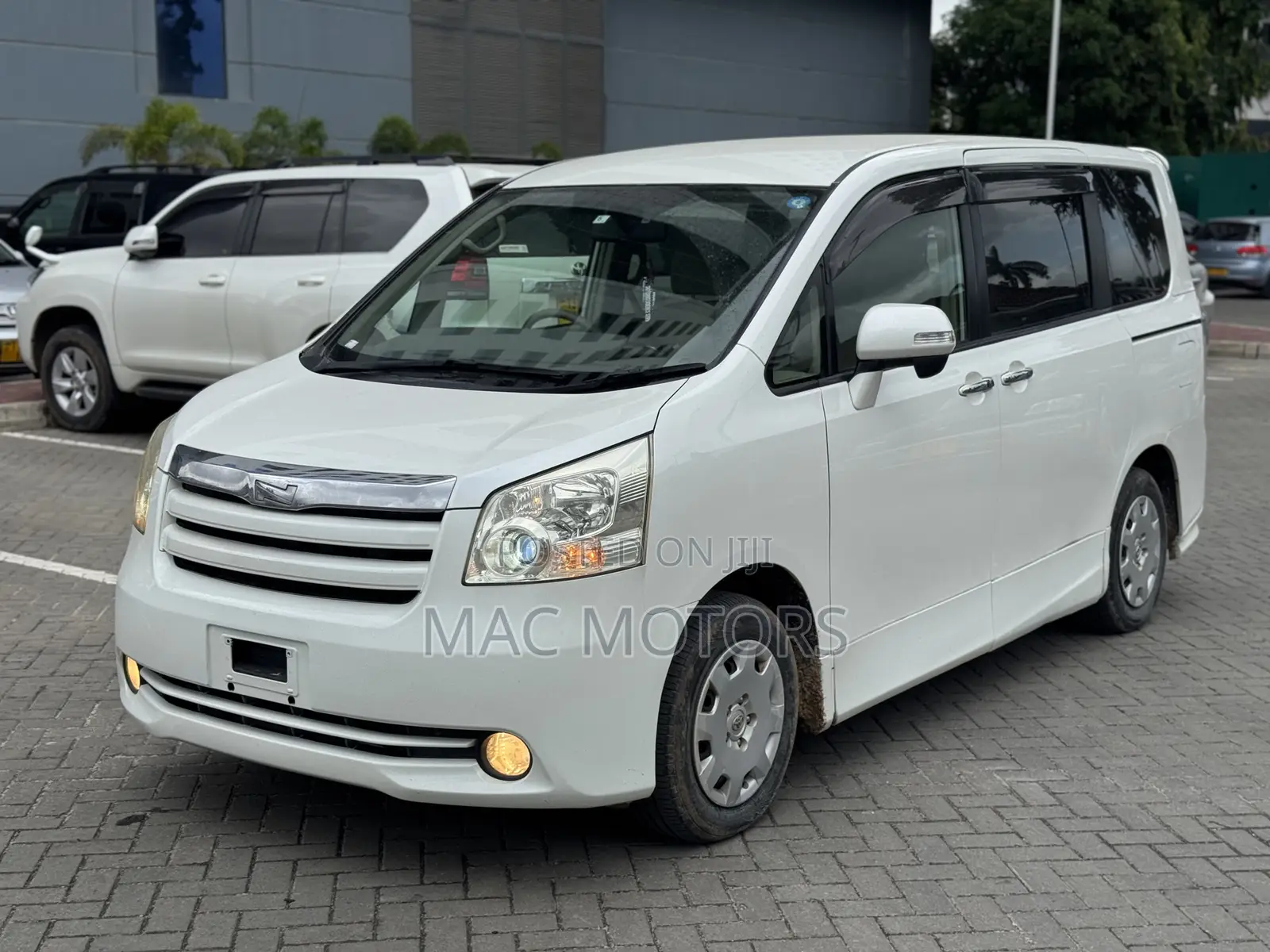 Toyota Noah 2011 White