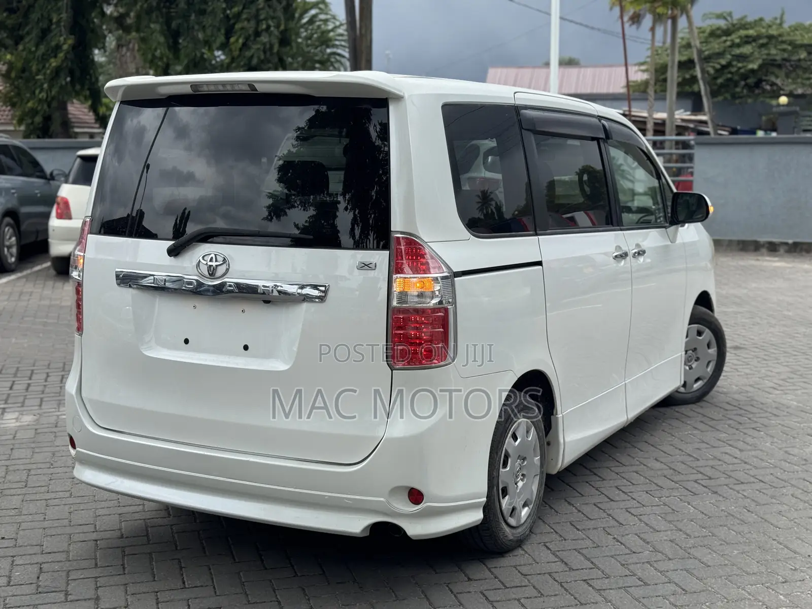Toyota Noah 2011 White