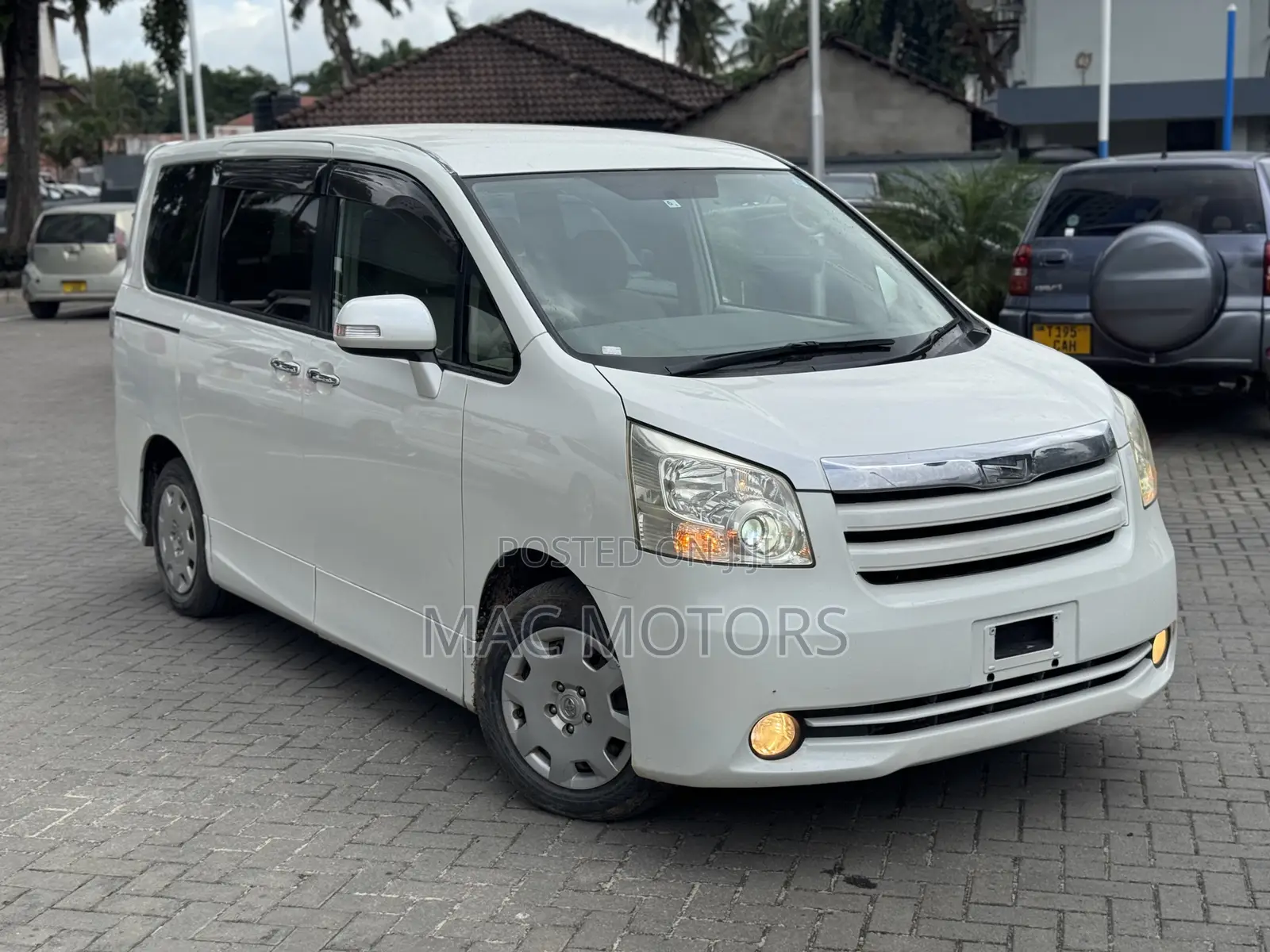 Toyota Noah 2011 White