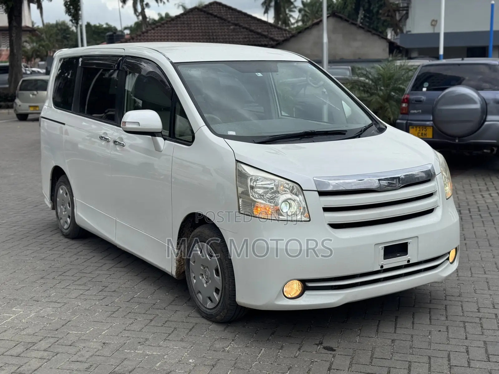 Toyota Noah 2011 White