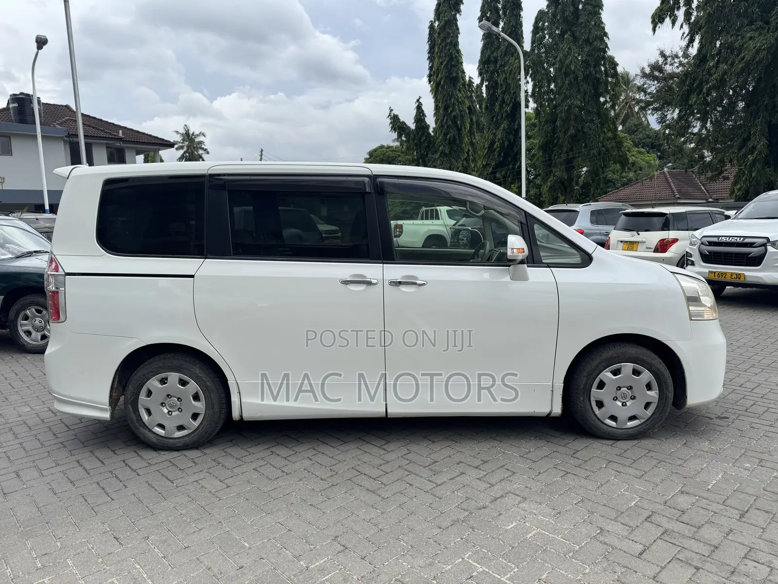 Toyota Noah 2011 White