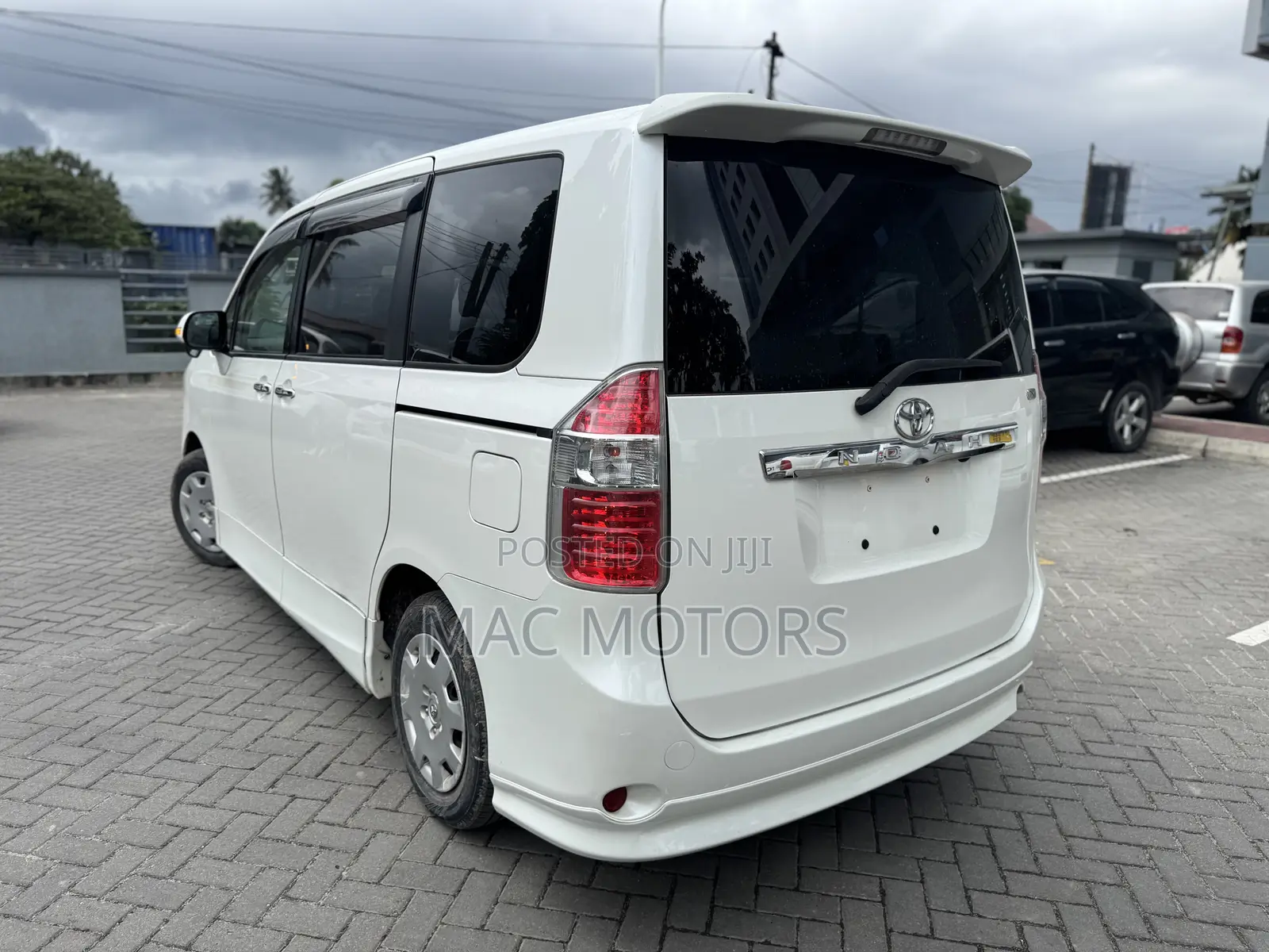 Toyota Noah 2011 White