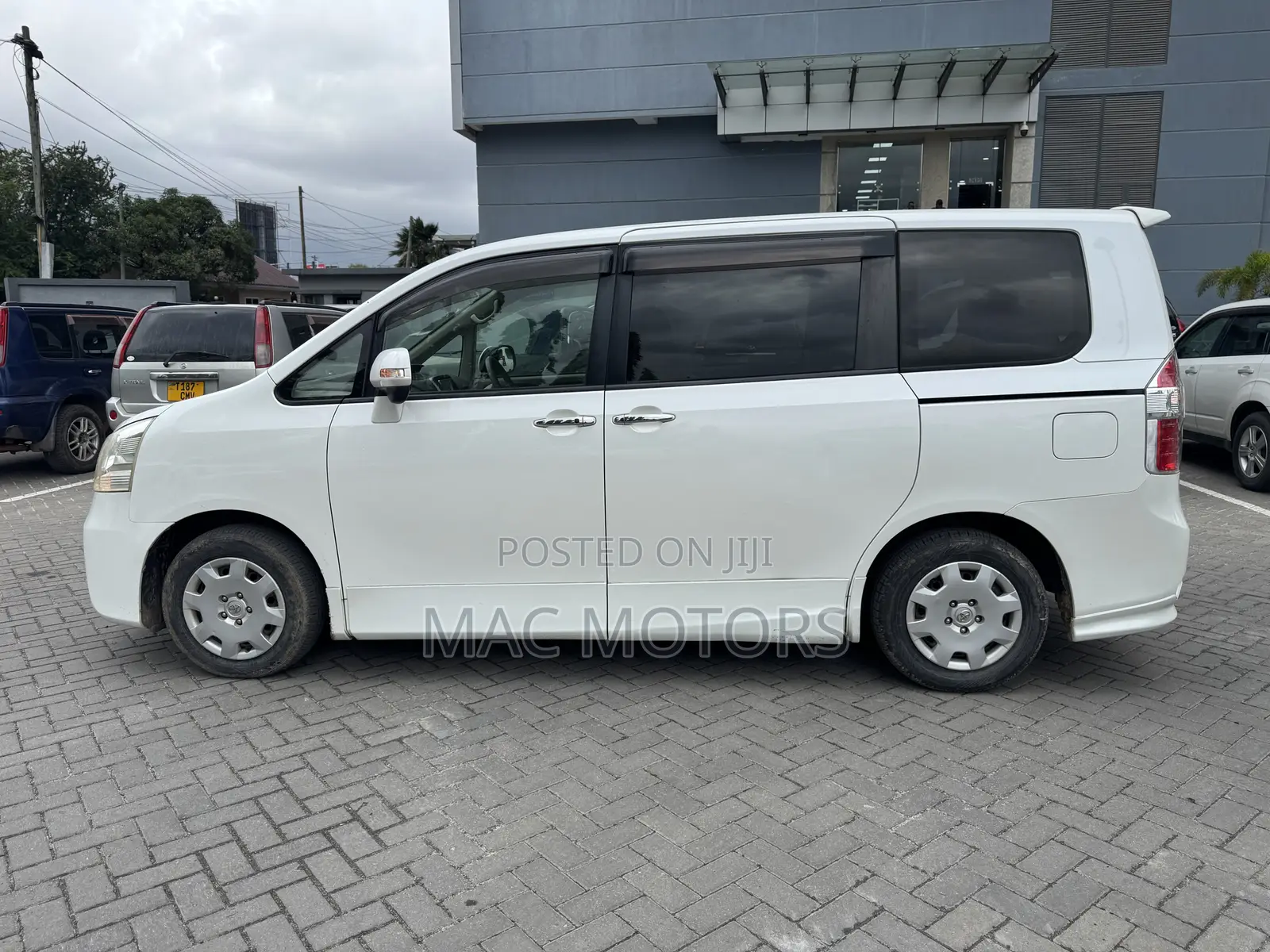 Toyota Noah 2011 White