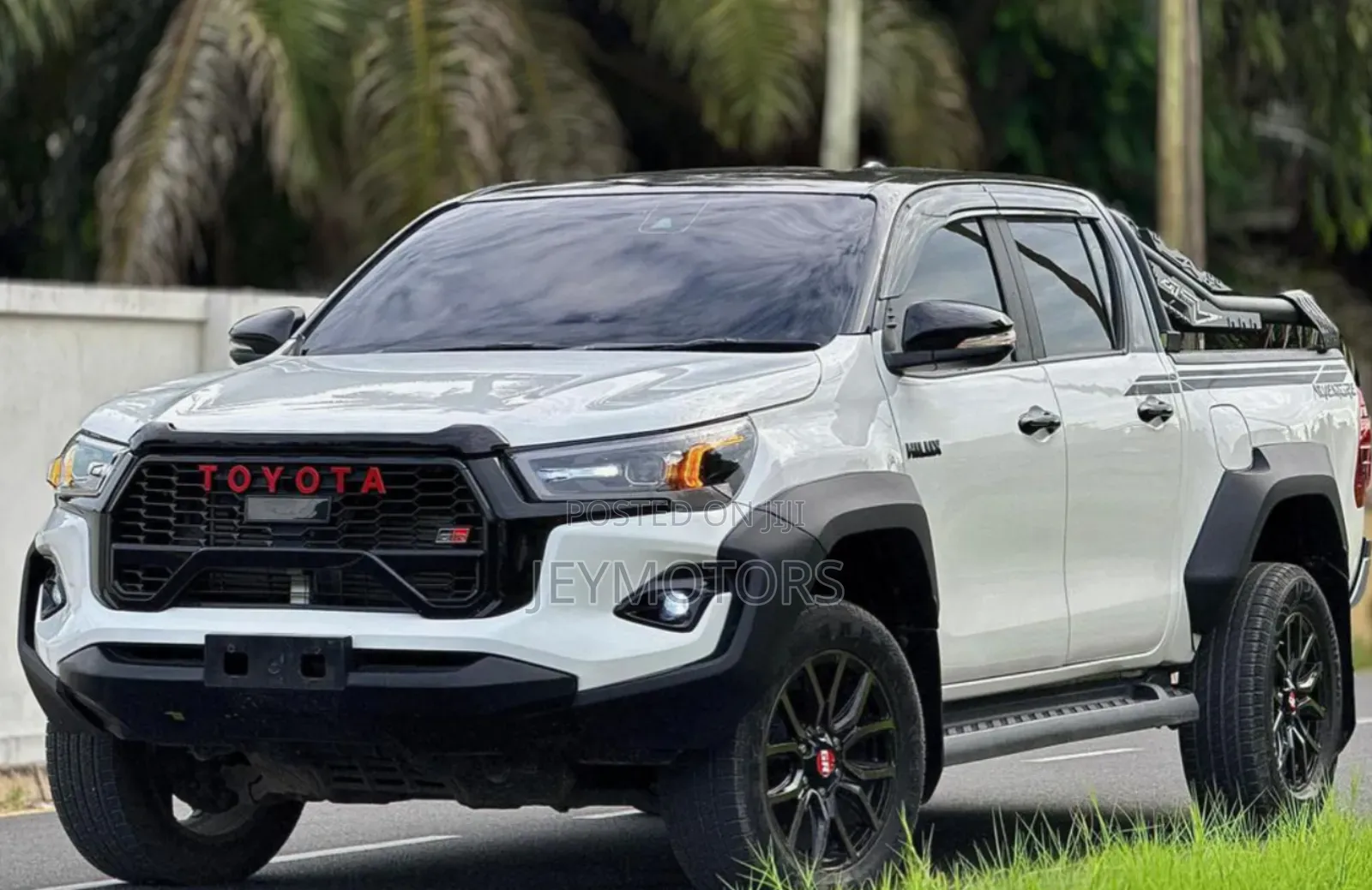 Toyota Hilux 2022 White