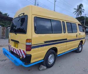 Toyota HiAce 1999 Yellow