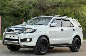 Photo - Toyota Fortuner 2013 Pearl