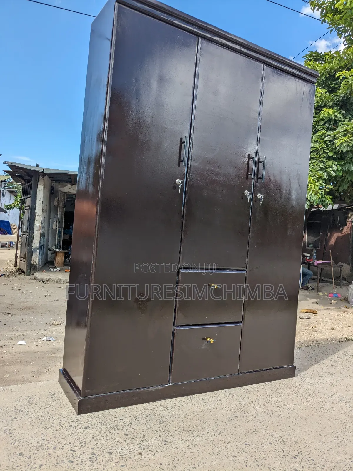 Kabati La Nguo Three Doors