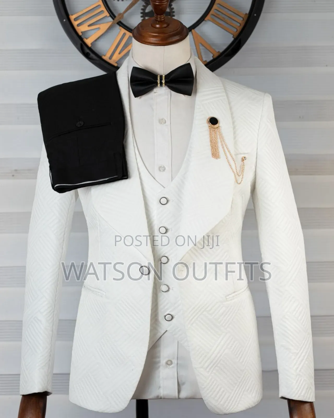 Suit Ya Fashion Ya Koti Jeupe Na Suruali Nyeusi Ya Brand New