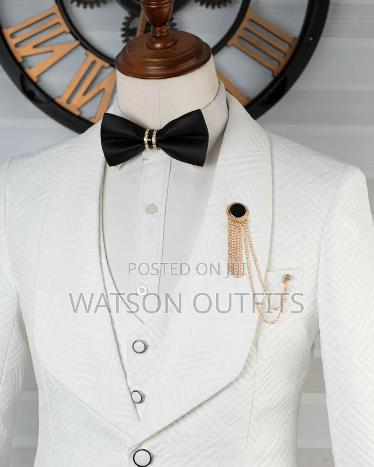 Suit Ya Fashion Ya Koti Jeupe Na Suruali Nyeusi Ya Brand New