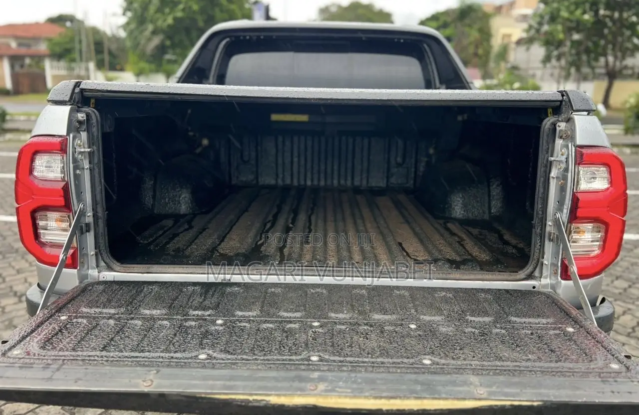 Toyota Hilux 2021 Gray