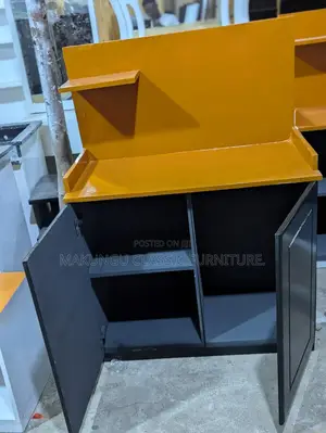 Kitchen Cabinet Milango Miwili Inayotumia Jiko Lenye Plates.