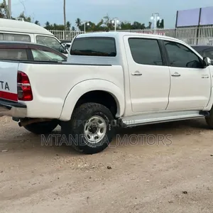 Toyota Hilux 2012 White
