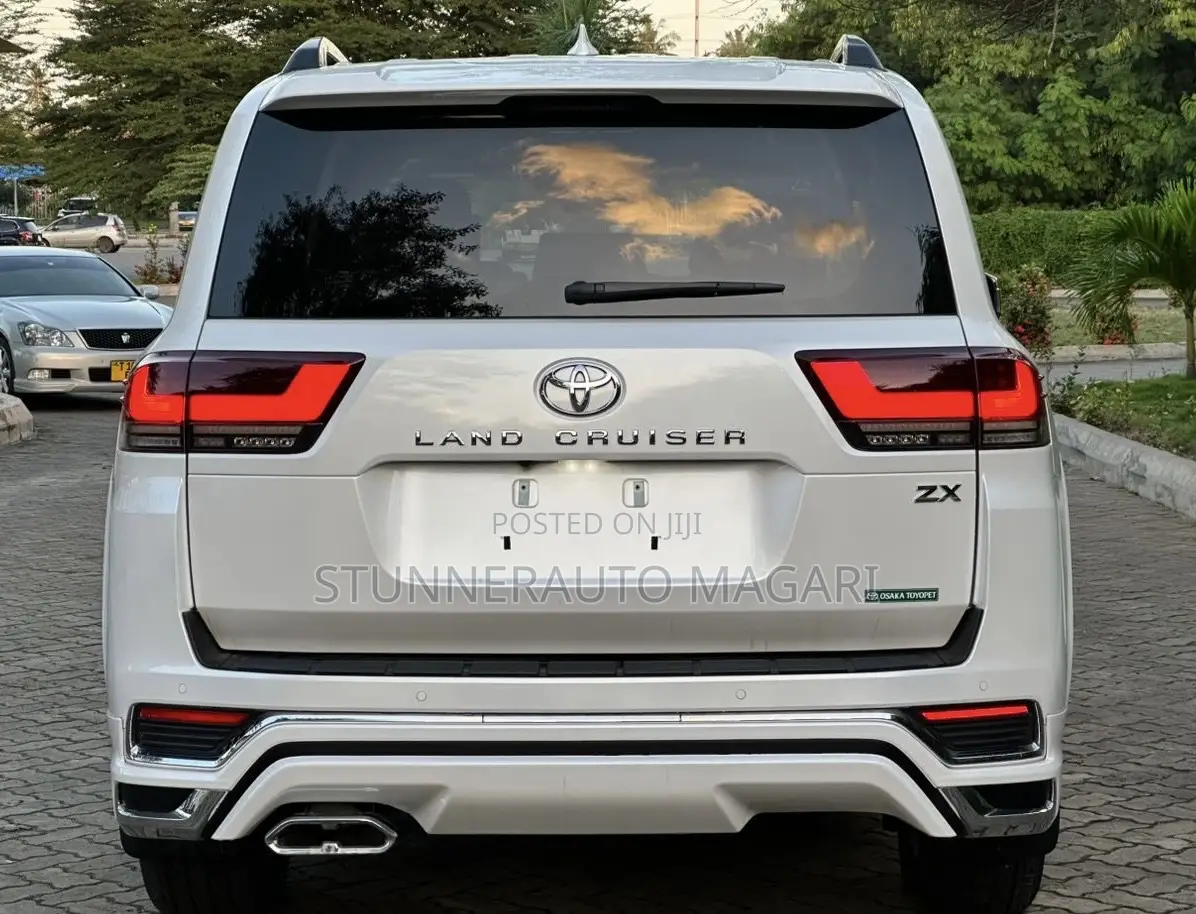 Toyota Land Cruiser 2023 White