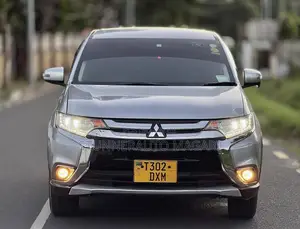 Photo - Mitsubishi Outlander 2016 Silver