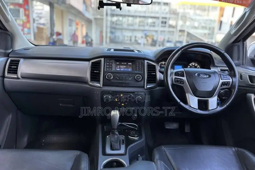 Ford Everest 2019 White