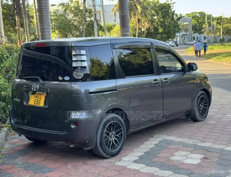 Toyota Sienta 2009 Gray