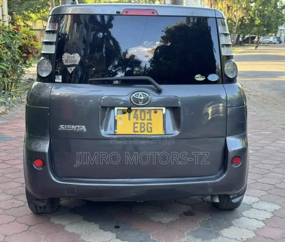 Toyota Sienta 2009 Gray