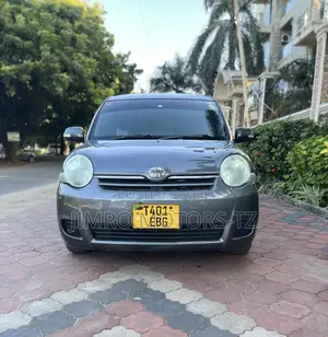 Toyota Sienta 2009 Gray