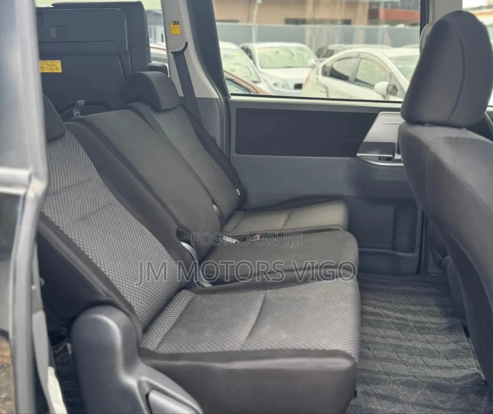Toyota Noah 2.0 143hp AWD (7 Seater) 2007 Black