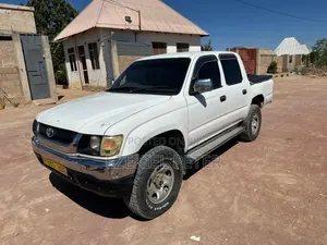 Photo - Toyota Hilux 1995 Off white