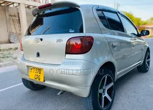 Toyota Vitz 2000 Silver