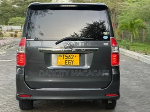 Photo - Toyota Noah 2008 Gray