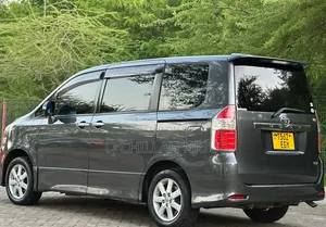 Toyota Noah 2007 Gray