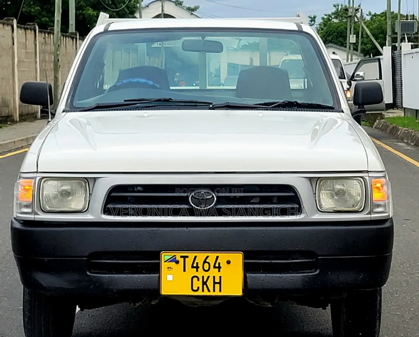 Toyota Hilux 2000 White