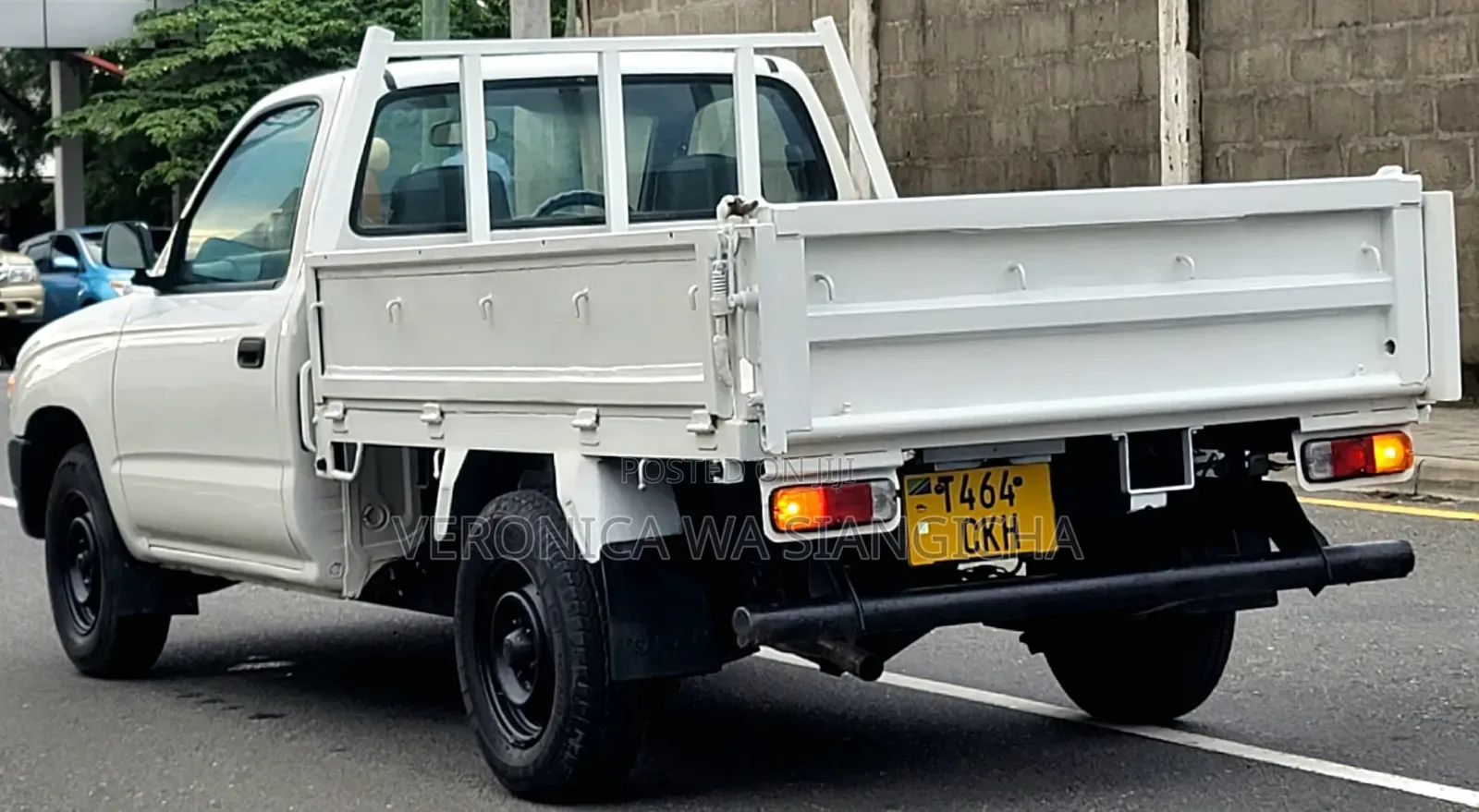 Toyota Hilux 2000 White