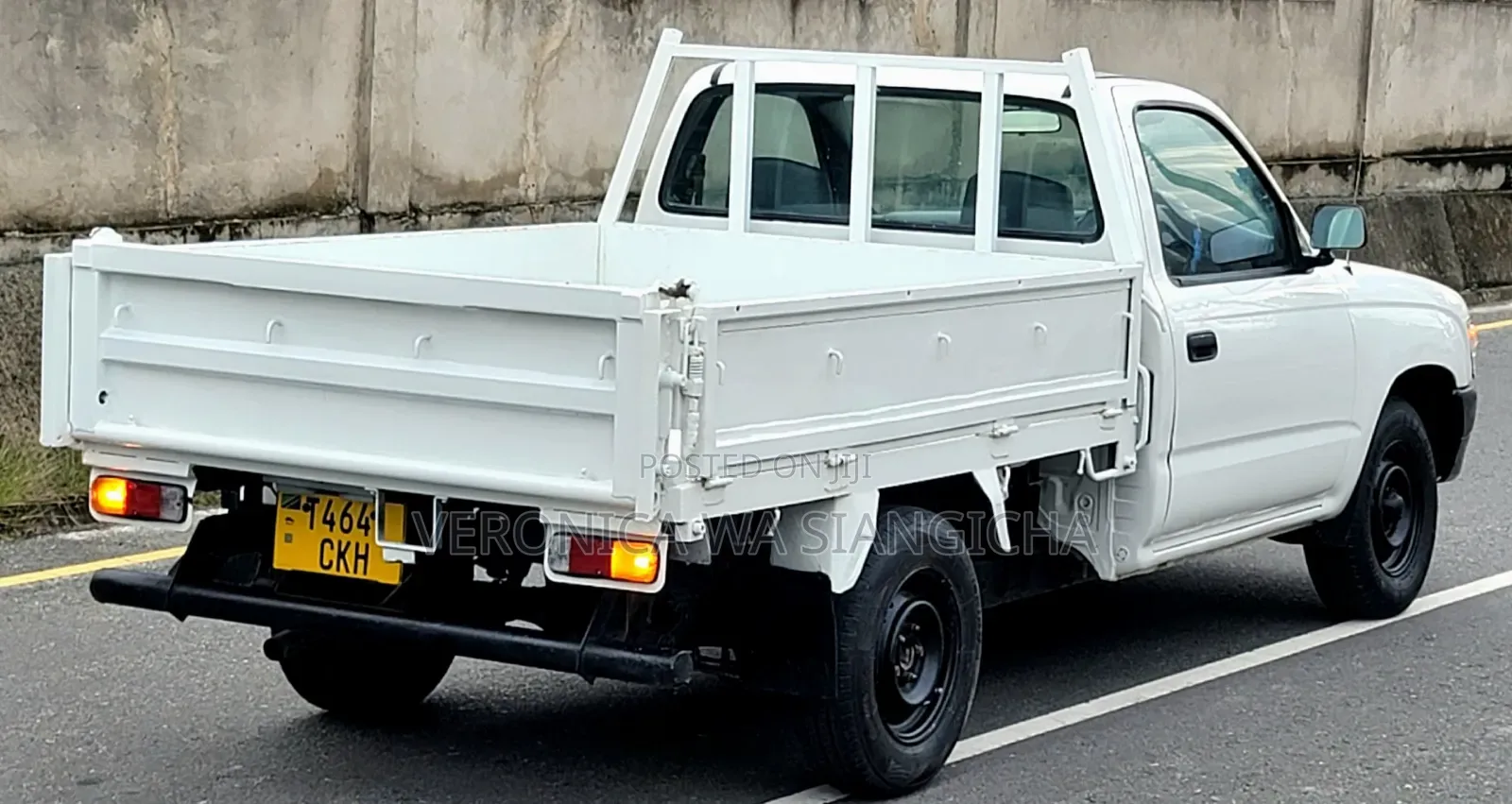 Toyota Hilux 2000 White