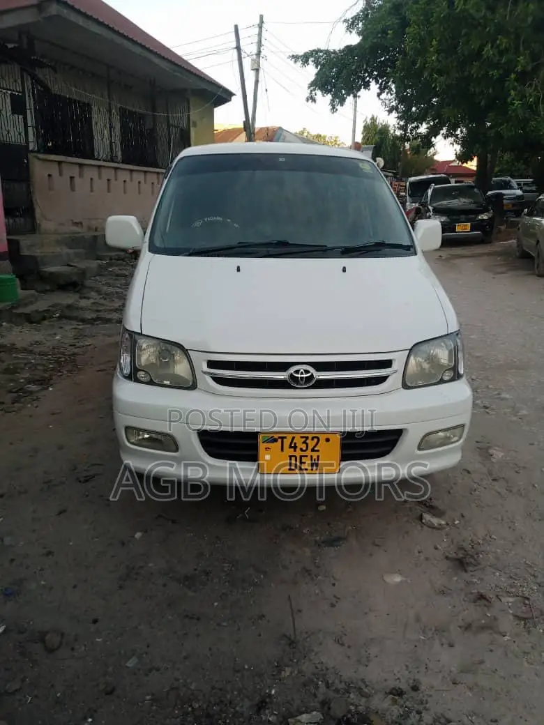 Toyota Noah 2004 White
