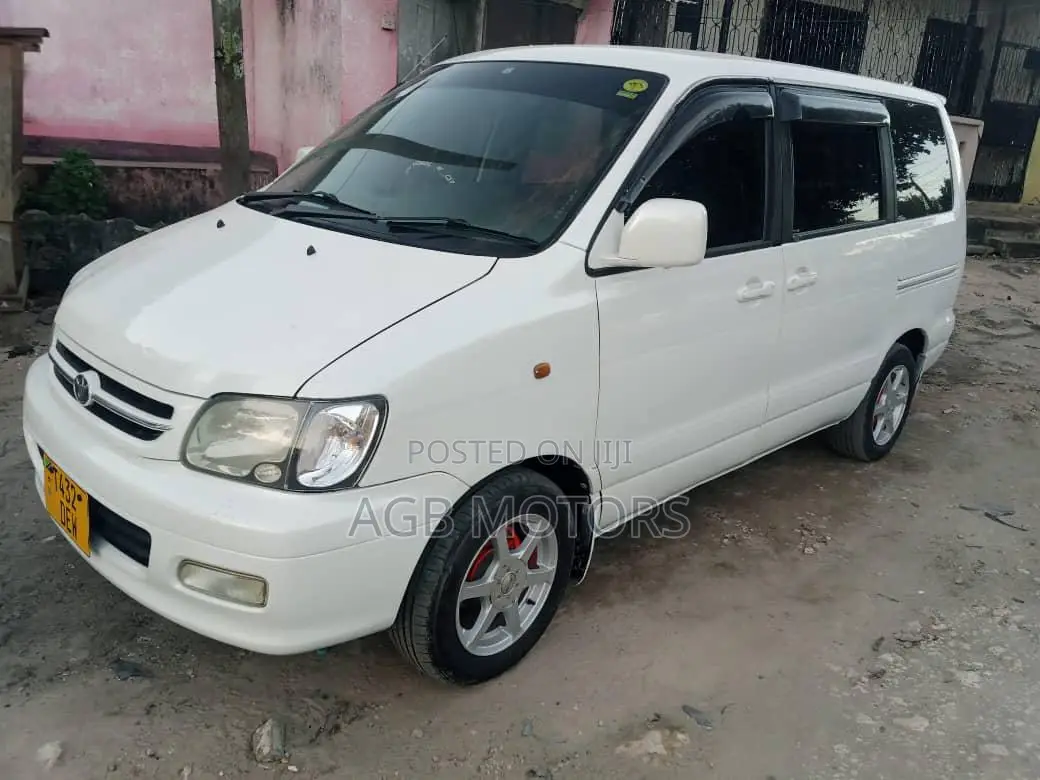 Toyota Noah 2004 White