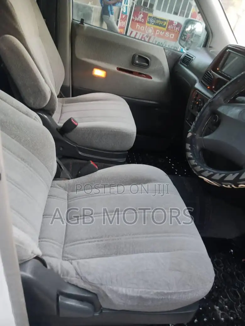 Toyota Noah 2004 White
