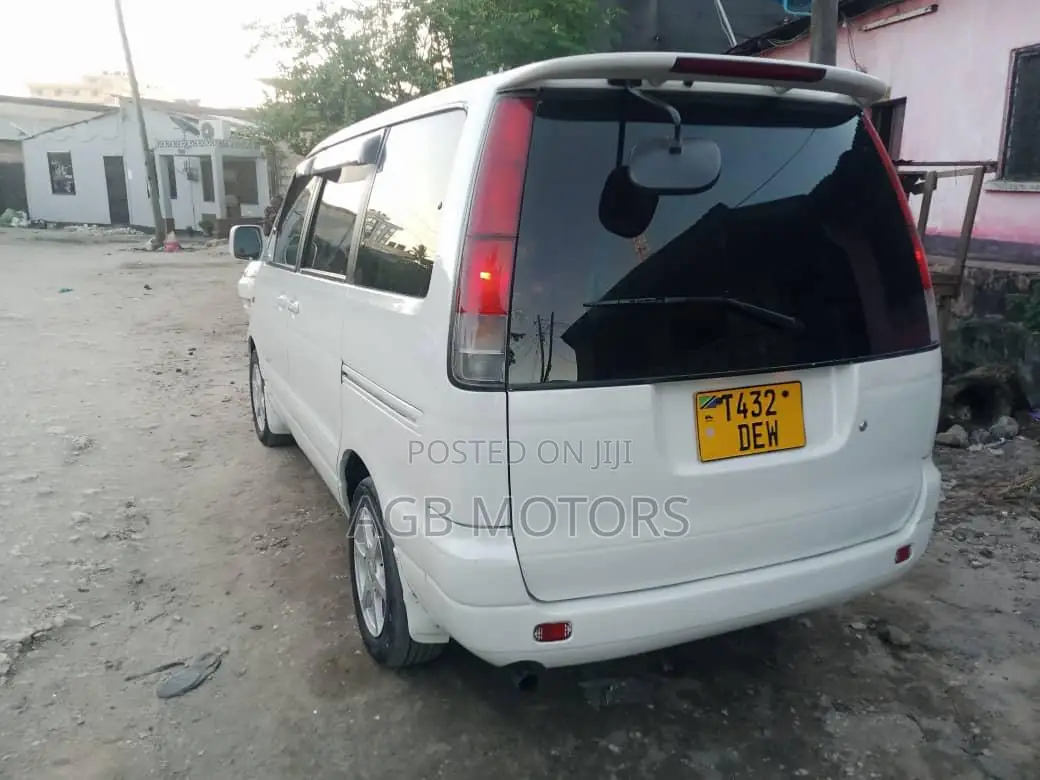 Toyota Noah 2004 White