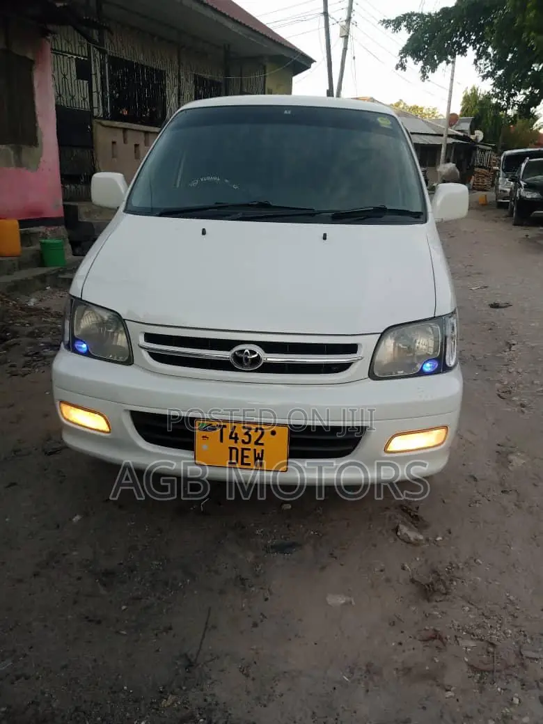 Toyota Noah 2004 White