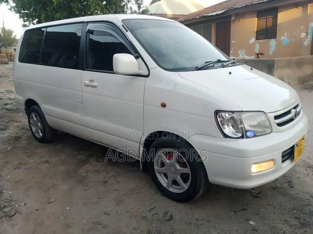 Toyota Noah 2004 White
