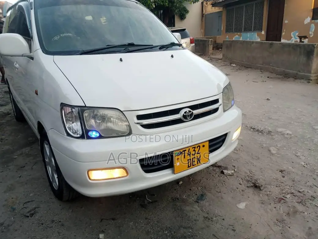 Toyota Noah 2004 White