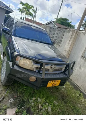 Photo - Toyota Hilux 2001 Black